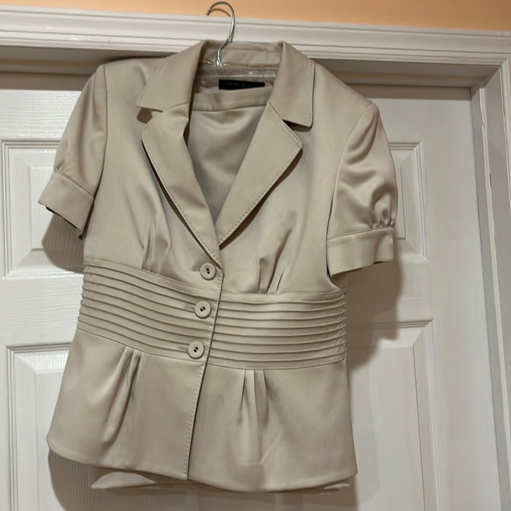 Classic neural color 2 piece, skirt suit
